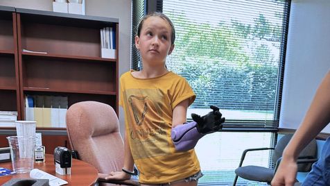 Quinn découvre son nouveau bras prothétique